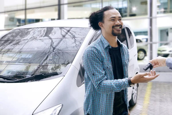 Afrika adam araba anahtarı ele geçirmekte