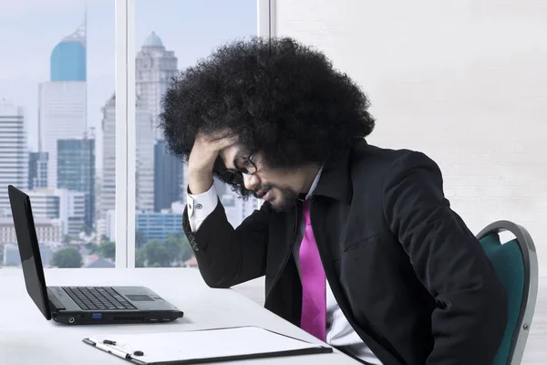 Afrikanischer Geschäftsmann spürt Kopfschmerzen im Büro — Stockfoto