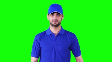  Bir paket veren genç teslimatçı