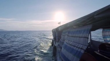  Denizde Motorlu tekne yelken gelen sahne