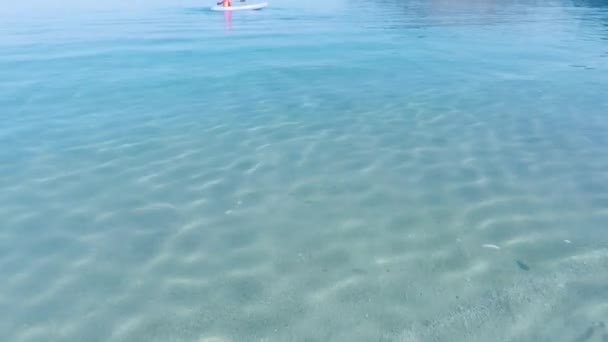 Turquoise water and kayak at Labuan Bajo — Stock Video