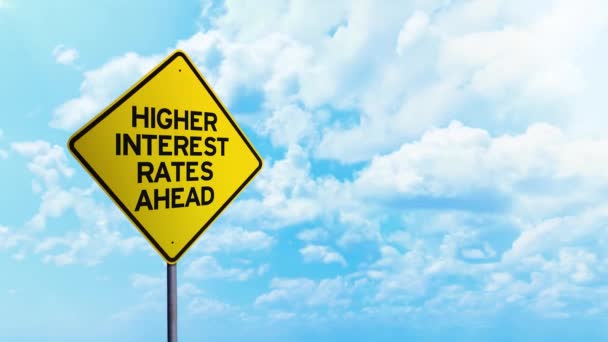 Signo de calle de tasas de interés más altas por delante — Vídeo de stock