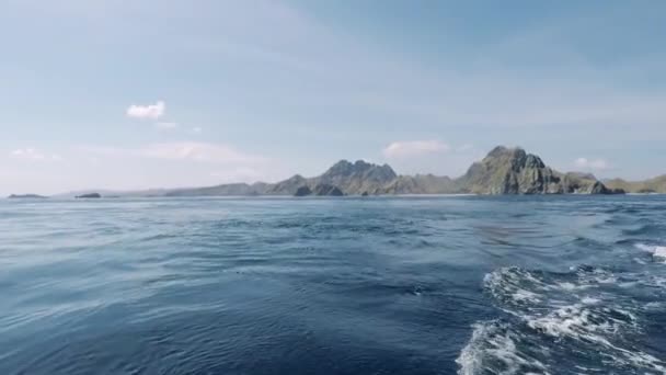 Vista do mar do arquipélago de ilha do Parque Nacional de Komodo — Vídeo de Stock