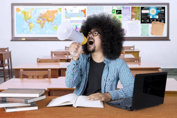 Arrabbiato studente maschio apprendimento in classe — Foto Stock