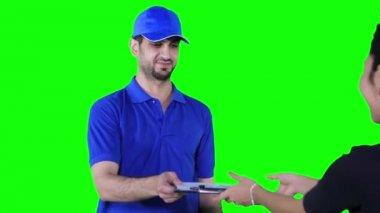  Kadın müşteri için paketi teslim kurye