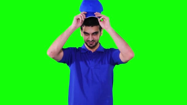 Кур'єр носити капелюх і готовий до роботи — стокове відео