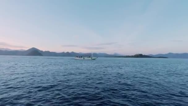 Prachtig zeegezicht van motorboot — Stockvideo