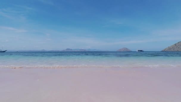Hermosa playa con arena rosa — Vídeo de stock