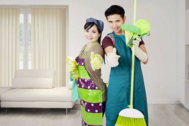 İki hizmetçi başparmak yukarıya ile Anasayfa