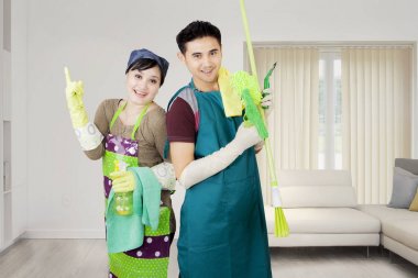 Oturma odasında duran iki hizmetçi