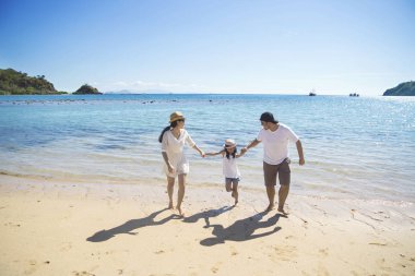 Anne ile kızı plajda çalışan