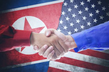 Kuzey Kore ve ABD bayrağı ile el sıkışma