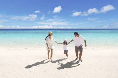 Asya aile birlikte sahilde yürüyüş