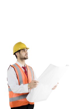 Arap mühendisi bir plan stüdyo üzerinde tutan