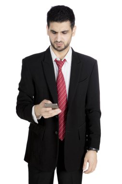 Arap işadamı bir smartphone studio kullanarak