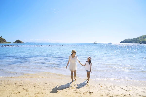 Jonge vrouw met dochter in het strand — Stockfoto