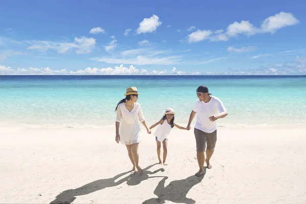 Junge Eltern mit Tochter am Strand — Stockfoto