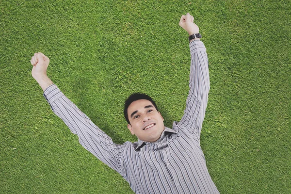 genç adam çimlere uzanmış