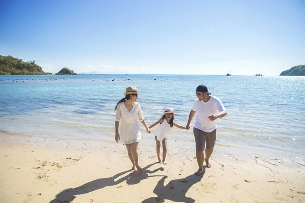 Jeune famille s'amuser sur la plage — Photo