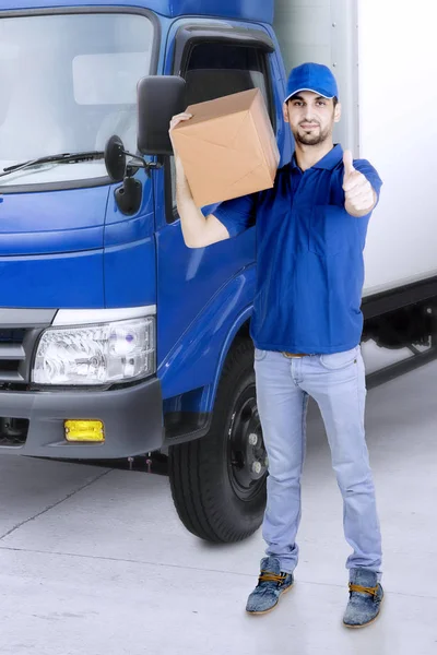 Mladí courier s palcem nahoru poblíž jeho vůz — Stock fotografie