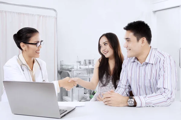 Young couple with obstetrician in the clinic — Stock Photo, Image