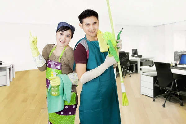 Ofiste duran iki hizmetçi