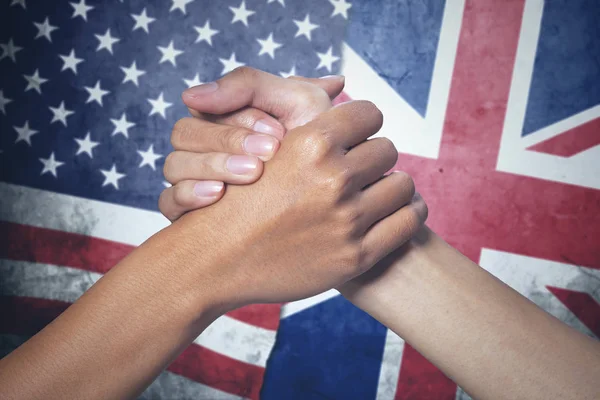 Twee handen met Engeland en de Verenigde Staten vlag — Stockfoto