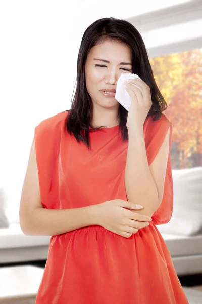 Donna triste sta avendo un problema a casa — Foto Stock