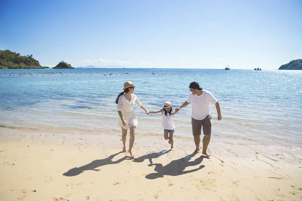 Anne ile kızı plajda çalışan