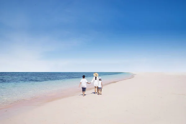 母亲带着孩子走在沙滩上 — 图库照片