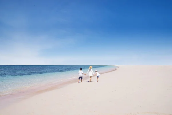 Mamma med barn njuta av semester på stranden — Stockfoto