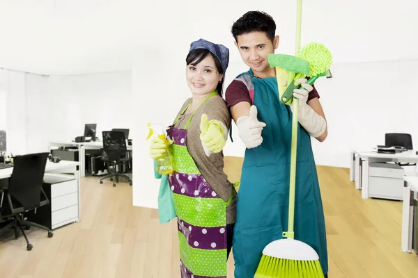 Vaktmästare med städutrustning i office — Stockfoto