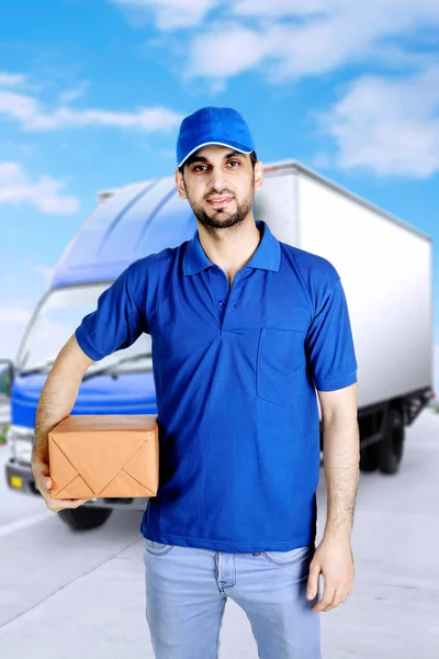 Кур'єр італійського чоловік тримає пакет біля його вантажівка — стокове фото