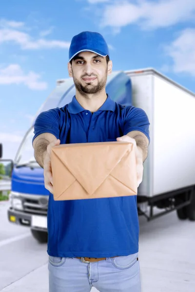 Włoski kuriera z pakietem w pobliżu jego ciężarówka — Zdjęcie stockowe