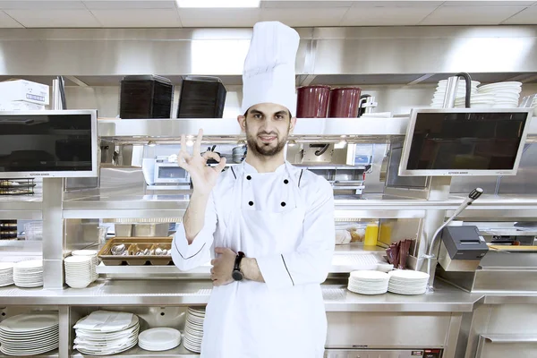 Italienischer Koch zeigt ok Zeichen in der Küche — Stockfoto