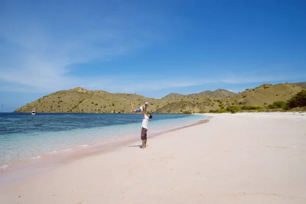 Pai brincando com sua filha na praia — Fotografia de Stock