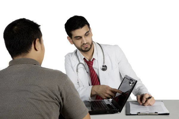 Doutor com seu paciente olhando para o resultado do tratamento — Fotografia de Stock