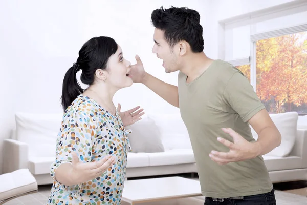 Asiático casal gritando uns aos outros em casa — Fotografia de Stock