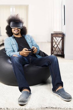 Sanal gerçeklik gözlükle evde Afro adam