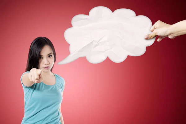 Розлючена жінка з порожньою хмарною бульбашкою — стокове фото