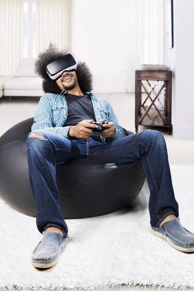 Hombre africano con gafas de realidad virtual —  Fotos de Stock