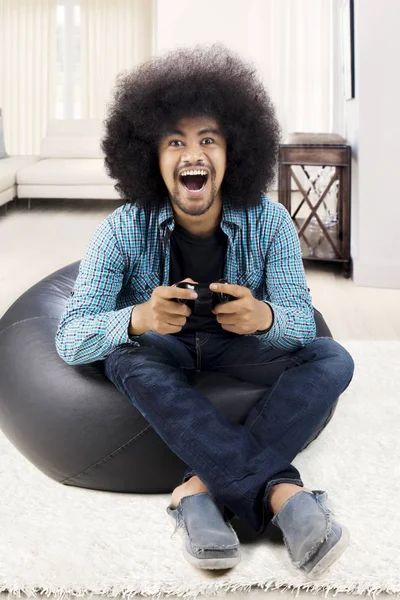 Africano hombre jugando videojuegos en casa —  Fotos de Stock