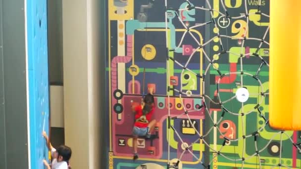 Deux petites filles escaladant un mur intérieur — Video