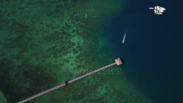 ラブアン島バホで木製の桟橋の上から見る — ストック動画