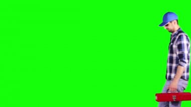 Tesisatçı tutan bir ekipman kutusu ve bir İngiliz anahtarı