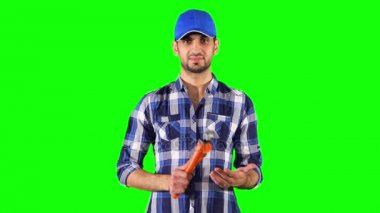 Bir İngiliz anahtarı tutan erkek tesisatçı