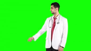 Erkek doktor kopya alanı işaret