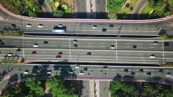 Pohled shora Semanggi most silniční křižovatky — Stock video