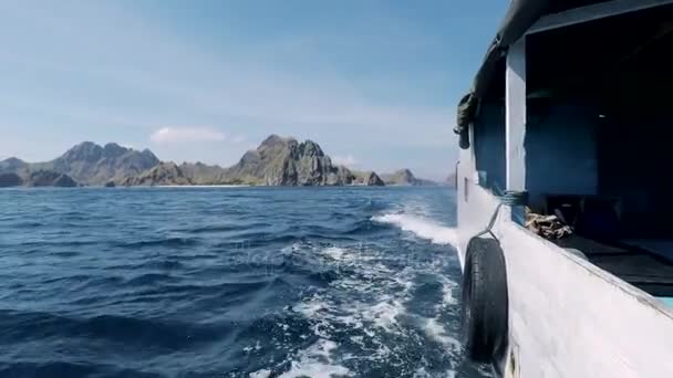 Paisaje marino desde el barco a motor avanzando — Vídeo de stock