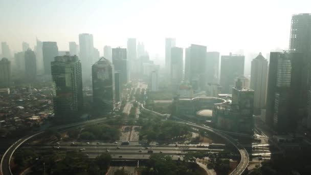 Landschap van kantoorgebouwen en Semanggi brug — Stockvideo